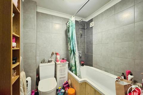 2 bedroom flat for sale, Station Road, Gillingham ME8