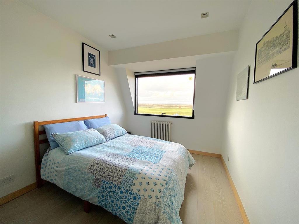 390 Coast Road - Bed1.jpg