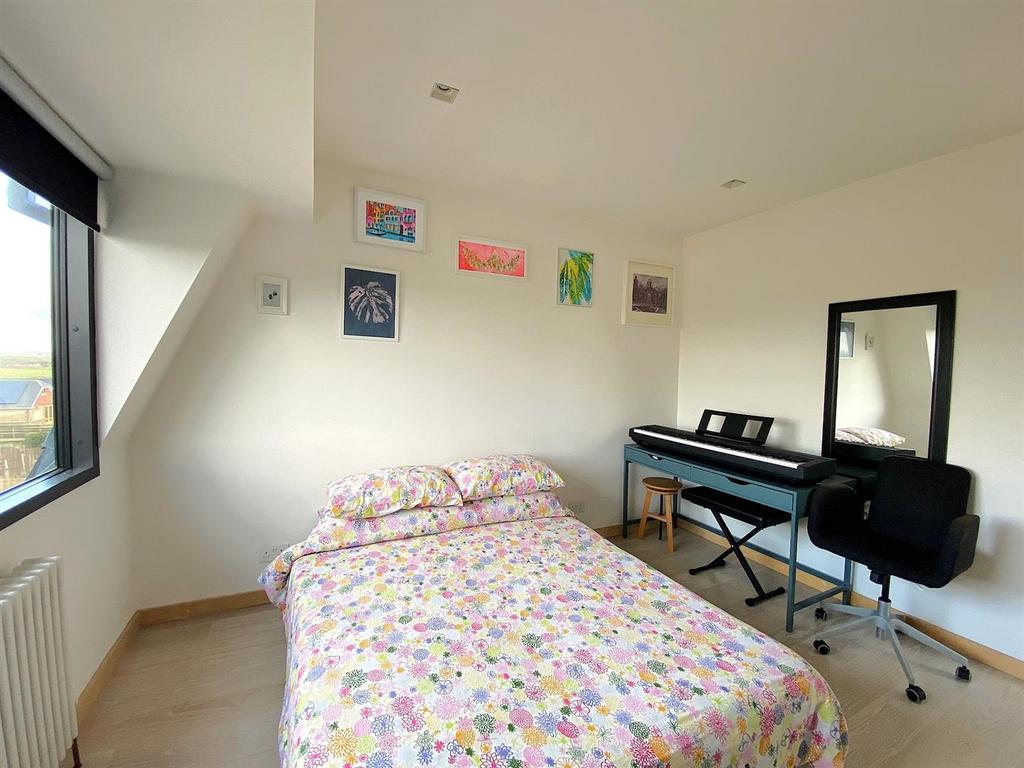390 Coast Road - Bed5.jpg