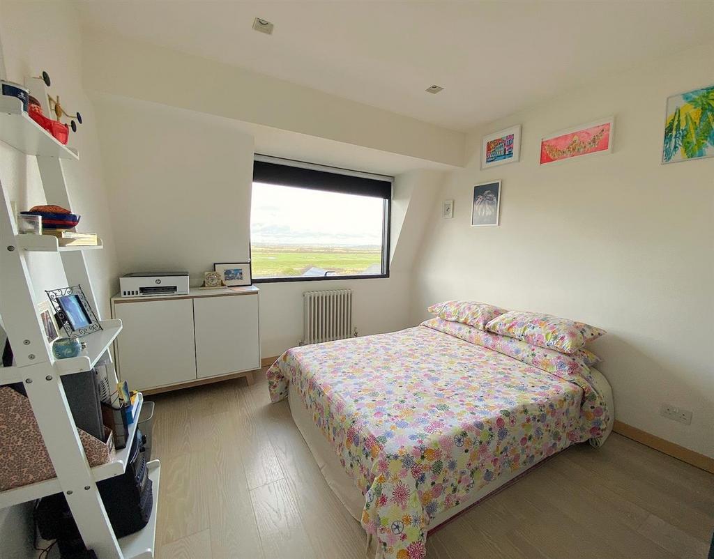 390 Coast Road - Bed3.jpg