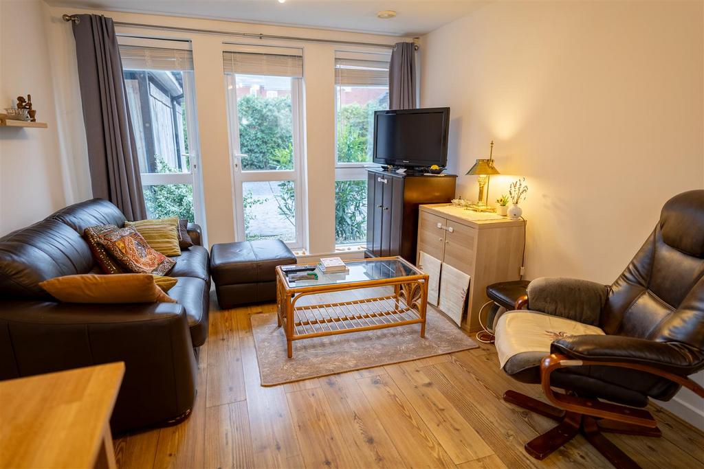 84 Glaisdale Court-8.jpg
