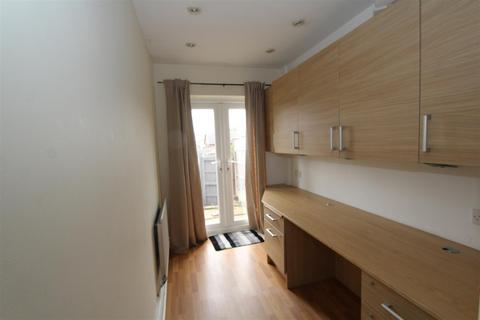 4 bedroom mews to rent, Ash Road, Lymm
