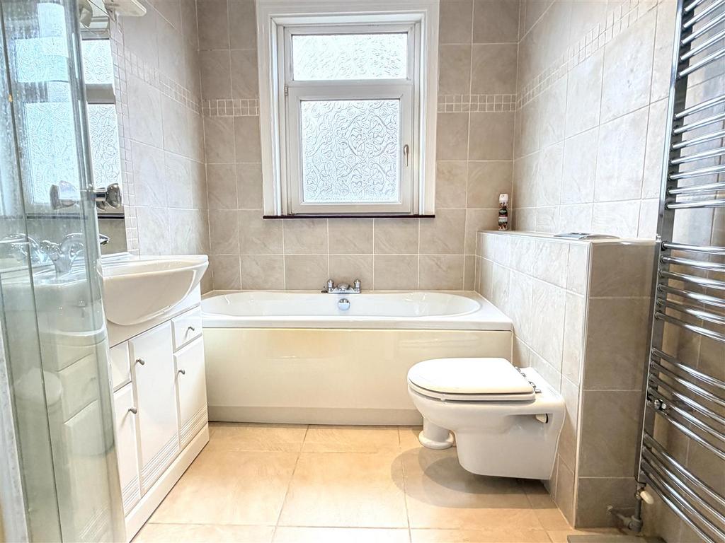 Family bathroom/wc