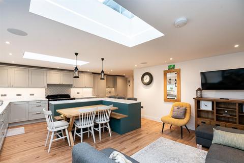 3 bedroom semi-detached house for sale, Dudley Close, Bovingdon, HP3