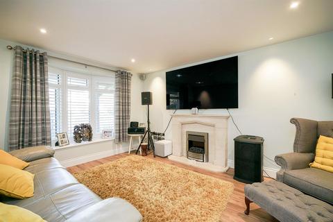 3 bedroom semi-detached house for sale, Dudley Close, Bovingdon, HP3