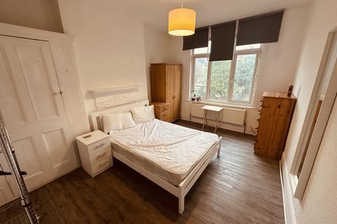 1 bedroom in a house share to rent, Maidstone Road, London N11