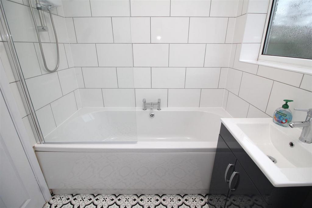 Bathroom 2 .JPG