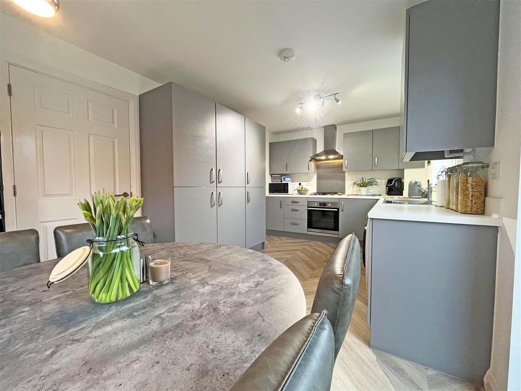 Kitchen2.jpg