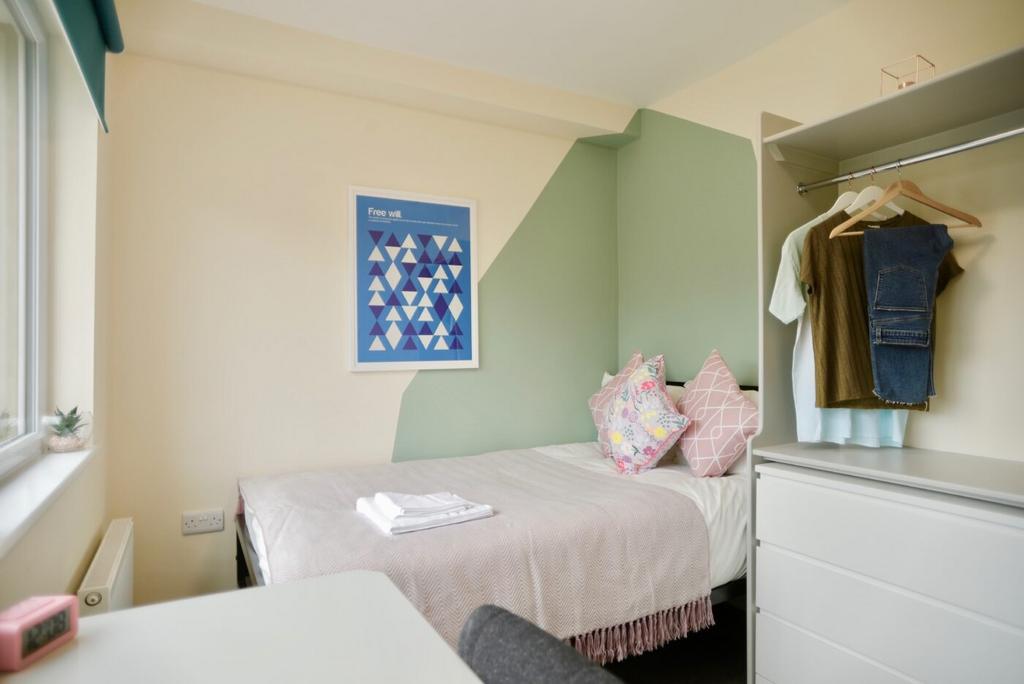 Bright and tidy single bedroom featuring a comf...