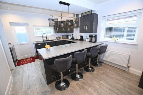 2 bedroom detached bungalow for sale, Maurice Road, Canvey Island SS8
