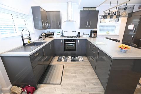 2 bedroom detached bungalow for sale, Maurice Road, Canvey Island SS8