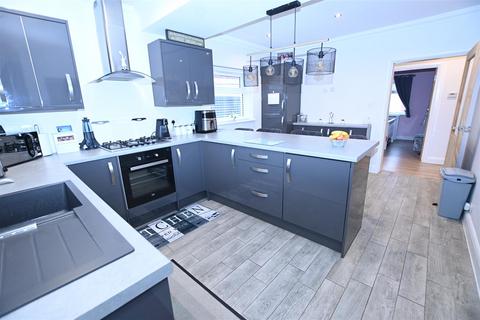 2 bedroom detached bungalow for sale, Maurice Road, Canvey Island SS8