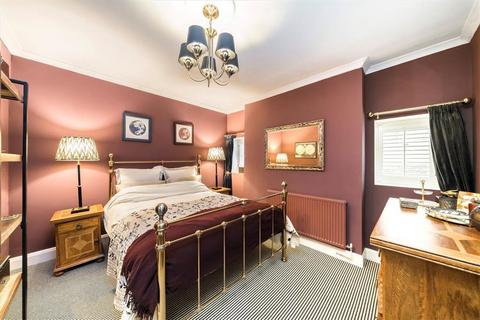 2 bedroom flat for sale, Baring Road, London SE12