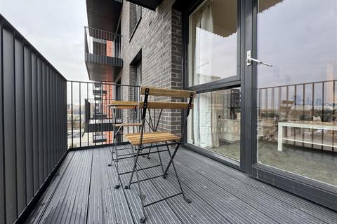 Studio to rent, 10 Riband Walk, Hayes UB3