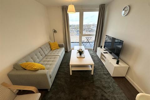 Studio to rent, 10 Riband Walk, Hayes UB3