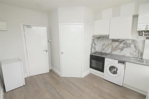 Studio to rent, Moorefield Road, Tottenham