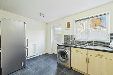 2 bedroom semi-detached house to rent, Amberton Road, Leeds
