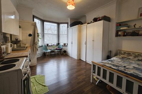 Studio to rent, Earlsfield Road SW18