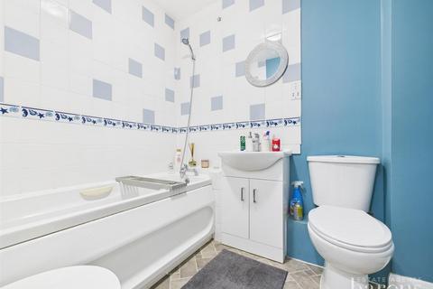 2 bedroom flat for sale, Regent Court, Basingstoke RG21