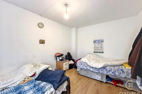 4 bedroom end of terrace house for sale, Pears Road, HOUNSLOW TW3