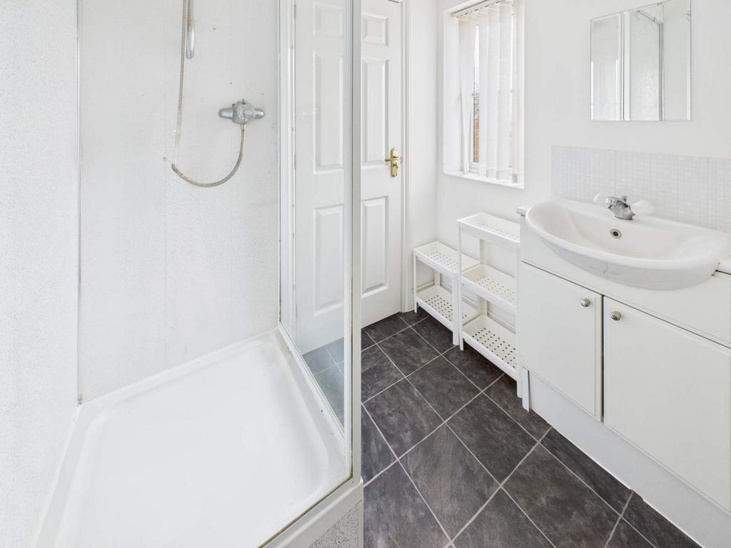 En Suite to Bedroom 1