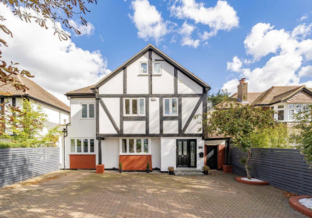 Detached house exterior, driveway