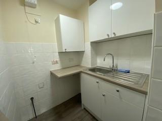 Apt 6 Hadden Court, Penrhyn Avenue - Kitchen.jpg