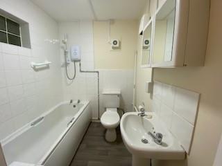 Apt 6 Hadden Court, Penrhyn Ave - Bathroom.jpg