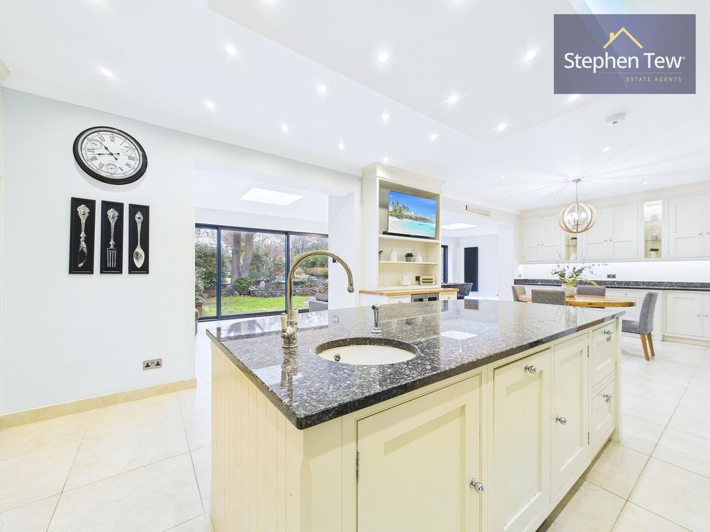 Kitchen/Dining Area
