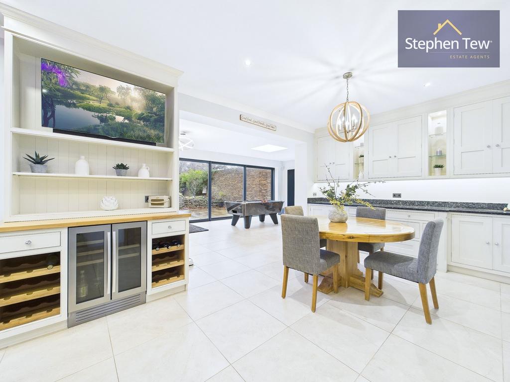 Kitchen/Dining Area