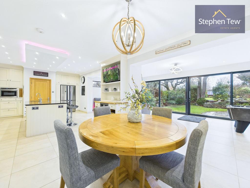 Kitchen/Dining Area