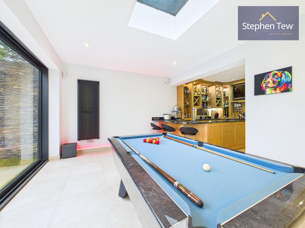 Bar/Pool Room