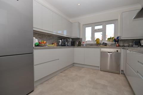 1 bedroom in a house share to rent, Ashley Avenue, Ilford, IG6 2JF