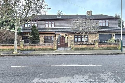 2 bedroom apartment to rent, Great Gardens, Hornchurch, RM11
