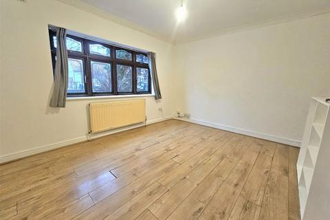 2 bedroom apartment to rent, Great Gardens, Hornchurch, RM11