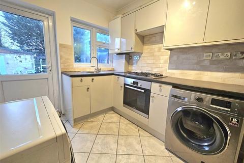 2 bedroom apartment to rent, Great Gardens, Hornchurch, RM11