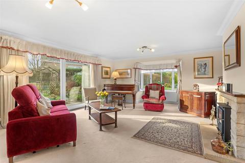 4 bedroom detached bungalow for sale, The Green, Pinvin