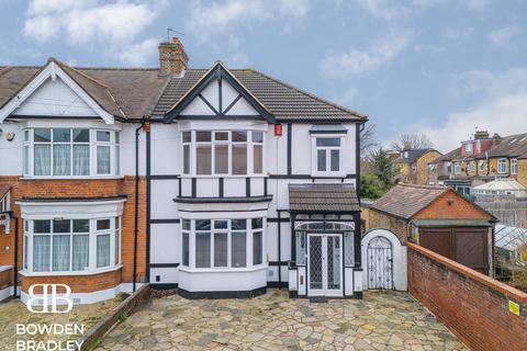 3 bedroom end of terrace house for sale, Castleview Gardens, Ilford, IG1