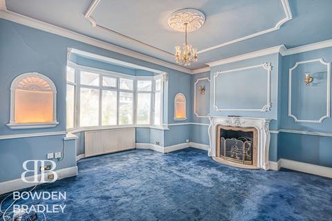 3 bedroom end of terrace house for sale, Castleview Gardens, Ilford, IG1