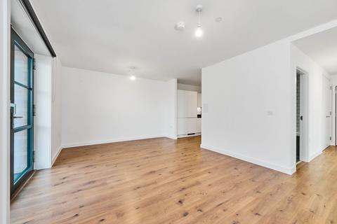 3 bedroom flat to rent, New Road, Dagenham, RM9