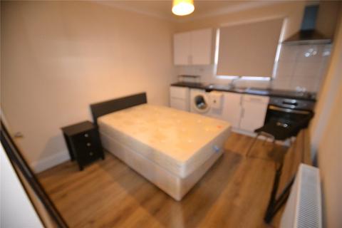 Studio to rent, Stag Lane, London, NW9