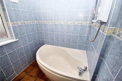 3 bedroom terraced house to rent, Castle Avenue, Yiewsley, UB7