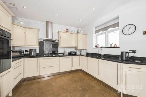 4 bedroom terraced house for sale, Heather Glen, Romford, RM1