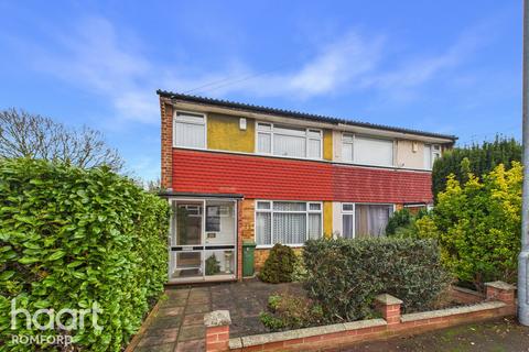 3 bedroom end of terrace house for sale, Great Cullings, Romford