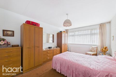3 bedroom end of terrace house for sale, Great Cullings, Romford, RM7 0YP