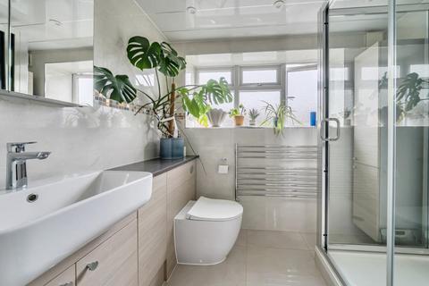 2 bedroom apartment to rent, Virginia Water