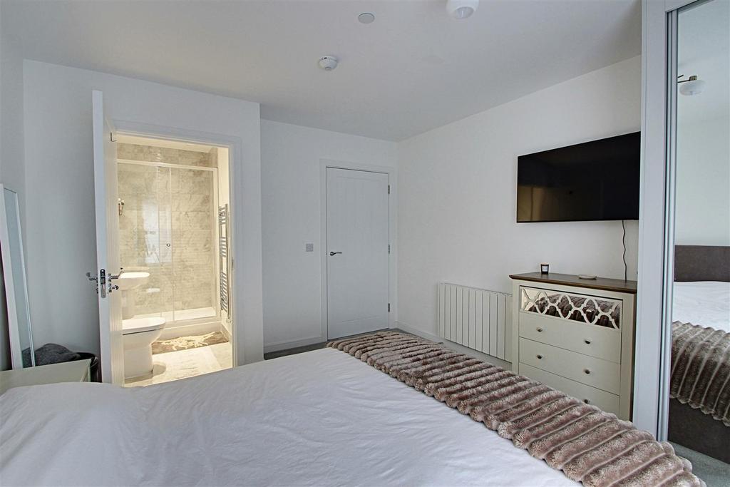 Main Bedroom 3.jpg