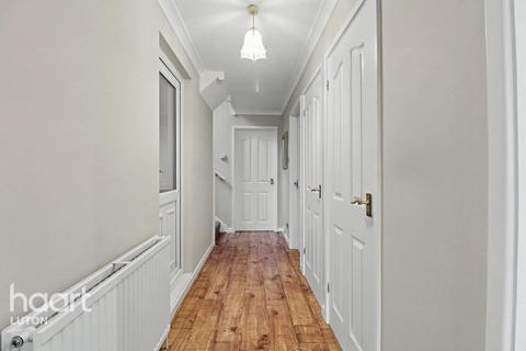 undefined, Five Oaks, Luton