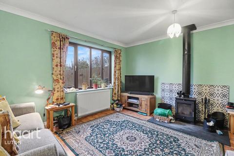 undefined, Five Oaks, Luton