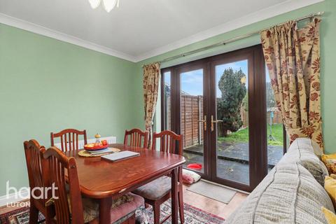 undefined, Five Oaks, Luton